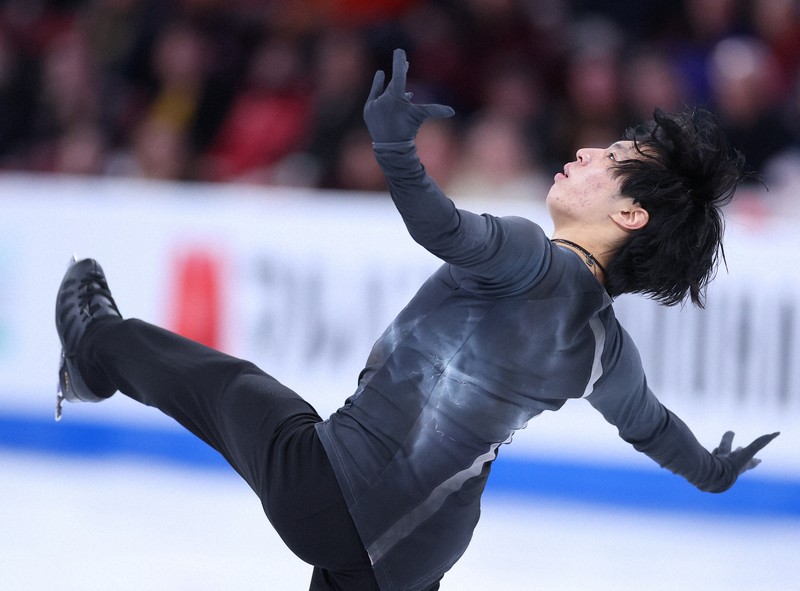 男子SPで演技する三浦佳生＝カナダ・モントリオールで2024年3月21日、猪飼健史撮影