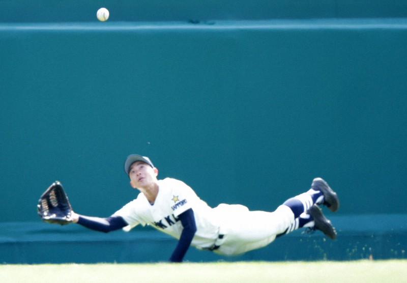 【北海－大阪桐蔭】三回裏大阪桐蔭2死満塁、境の飛球を、北海の中堅手・片岡が体勢を崩しながらも好捕＝阪神甲子園球場で2024年3月22日、中川祐一撮影