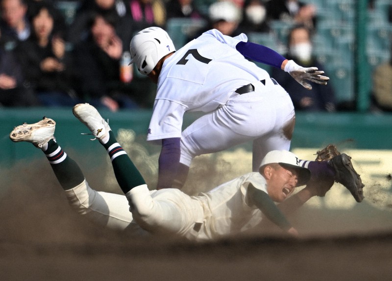 【愛工大名電－報徳学園】三回表愛工大名電2死一塁、石見の右前打で一塁走者の吉田が三塁を狙うもタッチアウト(野手・西村)＝阪神甲子園球場で2024年3月22日、三浦研吾撮影