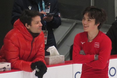 ステファン・ランビエル・コーチ（左）と話しながら笑顔を見せる宇野昌磨選手＝カナダ・モントリオールで2024年3月22日、倉沢仁志撮影
