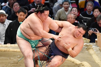 琴ノ若（左）が寄り倒しで豊昇竜を破る＝エディオンアリーナ大阪で2024年3月23日、加古信志撮影