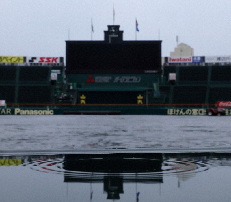 2日連続で選抜高校野球の試合が雨天中止となった阪神甲子園球場＝兵庫県西宮市で2024年3月24日午前8時56分、吉田航太撮影
