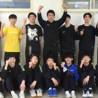 さくらバレーで2大会ぶりの優勝を目指す駿台学園バレーボール部の選手＝東京都北区の駿台学園で2024年3月15日、浅妻博之撮影