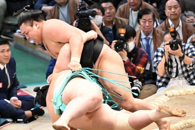 霧島（右）が上手投げで琴ノ若を降す＝エディオンアリーナ大阪で2024年3月24日、北村隆夫撮影
