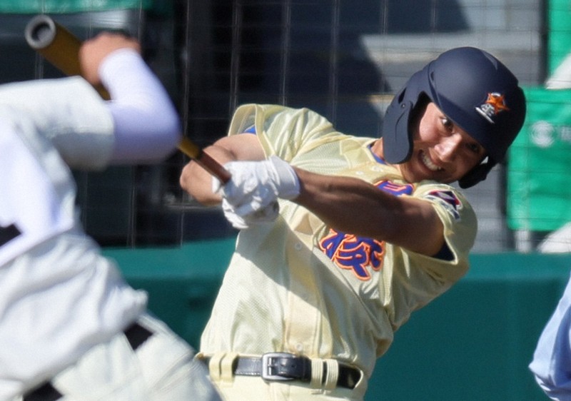 【星稜－田辺】二回表星稜2死、専徒が左前打を放つ。打席に入る前に「目の洗浄」のアナウンスが流れた＝阪神甲子園球場で2024年3月18日、吉田航太撮影