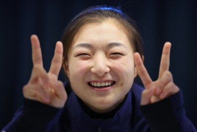競技から一夜明けて取材と撮影に応じ、4連覇を目指して両手でピースする坂本花織＝カナダ・モントリオールで2024年3月23日、猪飼健史撮影