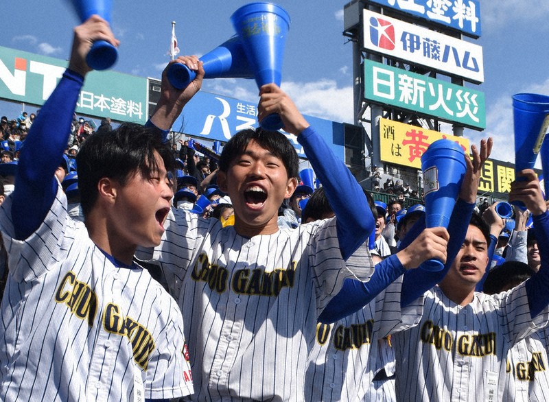 センバツ高校野球 中央学院・手倉森蕾音投手 「てぐ」スタンドで全力