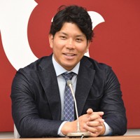 契約更改後の記者会見に臨む巨人の大城卓三選手＝東京都内の球団事務所で2023年12月13日午後4時40分、玉井滉大撮影