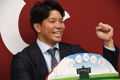 契約更改後の記者会見で意気込みを語る巨人の大城卓三選手＝東京都内の球団事務所で2023年12月13日午後4時43分、玉井滉大撮影