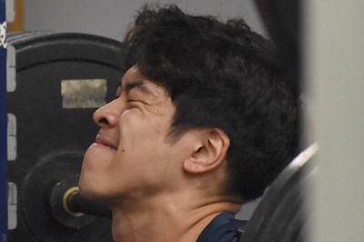 歯を食いしばってウエートトレーニングに励む宮浦健人選手＝パリで2024年1月30日、小林悠太撮影