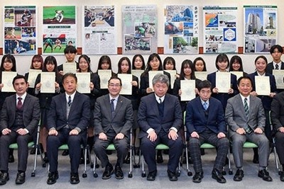 修了証書証を手にする高校生と金子副学長ら関係者