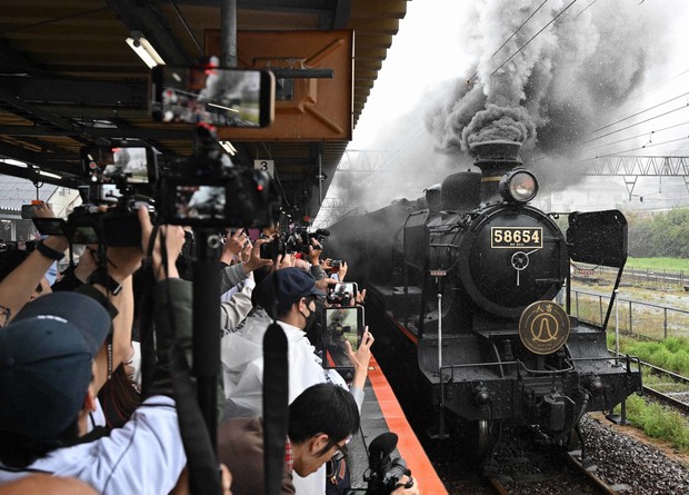 Locals, fans bid farewell to 101-year-old steam locomotive in
