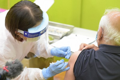 北九州市であった集団接種で新型コロナウイルスのワクチン接種を受ける高齢者＝北九州市小倉北区の西日本総合展示場で2021年4月12日、上入来尚撮影