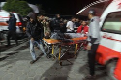 イスラエル軍の攻撃で負傷し病院に運び込まれるパレスチナ人＝パレスチナ自治区ガザ地区で2024年3月25日、AP