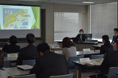 能登半島地震被災地支援に派遣された保健師の報告を聴く香川、徳島両県の合同研修会の参加者ら＝香川県庁で、佐々木雅彦撮影