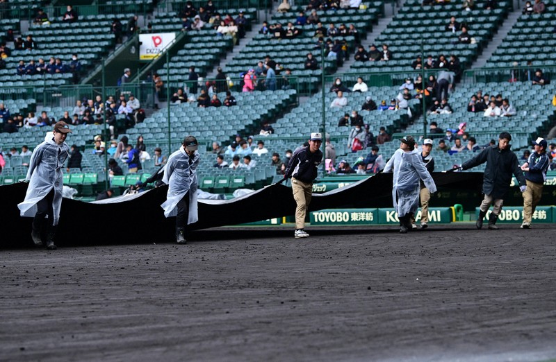 試合開始の準備をする阪神園芸のスタッフ＝阪神甲子園球場で2024年3月26日、北山夏帆撮影