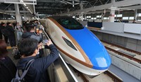 JR敦賀駅に入線する北陸新幹線＝福井県敦賀市で2024年3月16日、長谷川直亮撮影