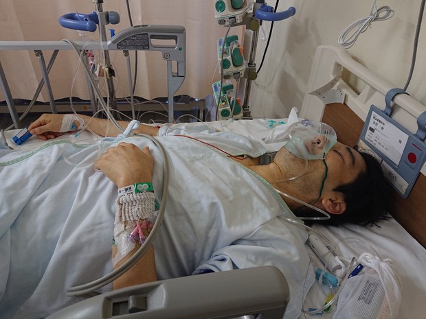 母をドナー（臓器提供者）とした生体腎移植手術を受けた直後の倉岡記者＝川崎市宮前区の聖マリアンナ医大病院で2019年8月8日、家族撮影