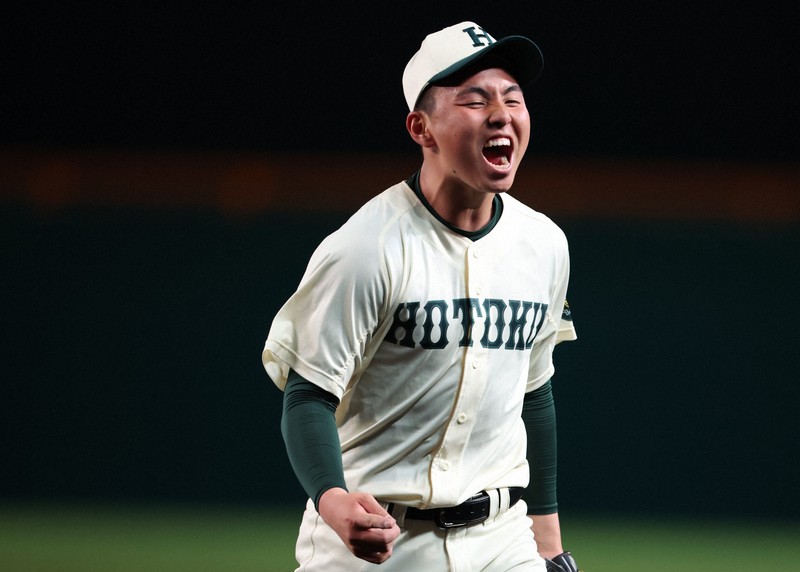 【報徳学園－常総学院】七回裏常総学院2死一、二塁、池田を打ち取り声を上げて喜ぶ報徳学園の先発・間木＝阪神甲子園球場で2024年3月27日、喜屋武真之介撮影