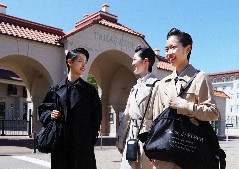 宝塚音楽学校 合格40人笑顔 競争率12倍 | 毎日新聞