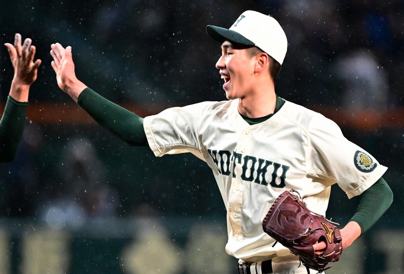 一級品の背番号「10」 報徳学園・今朝丸が横綱圧倒 センバツ | 毎日新聞