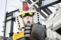 The life-size, moving Gundam model engages a startup experiment sequence in Yokohama's Naka Ward on Feb. 29, 2024. (Mainichi/Ririko Maeda; Copyright Sotsu Co. and Sunrise Inc.)