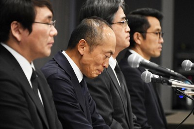 記者会見で厳しい表情を見せる小林製薬の小林章浩社長（左から2人目）＝大阪市北区で2024年3月29日、加古信志撮影