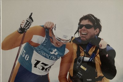 2002年ソルトレークシティー冬季パラリンピックで四つのメダルを獲得したマジョリー・ファンデブント選手（左）とリタ・ファンドリエルさん＝ファンドリエルさん提供