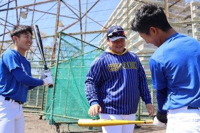 センバツ高校野球 勝利導く右肩のトンボ 中央学院ナイン、コーチに触れ