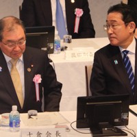 経団連の審議員会の場で同席した、十倉雅和会長（左）と岸田文雄首相＝東京都千代田区の経団連会館で2023年12月25日、町野幸撮影