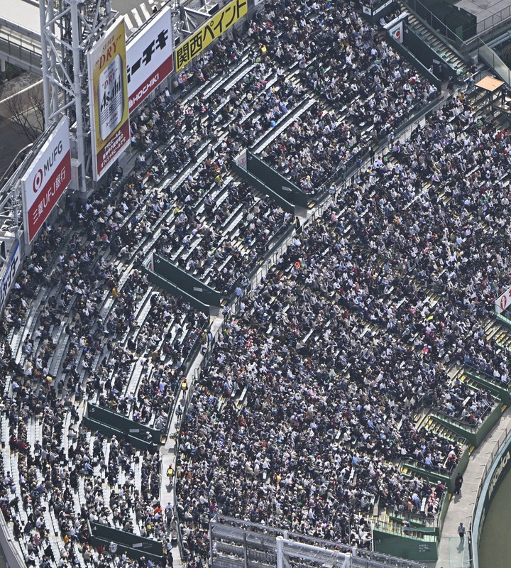 好天のセンバツ準決勝 甲子園球場にぎわう 観衆は3万3900人