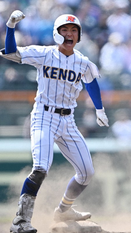 【健大高崎－星稜】七回表健大高崎2死三塁、高山が適時二塁打を放ち塁上で喜ぶ＝阪神甲子園球場で2024年3月30日、三浦研吾撮影