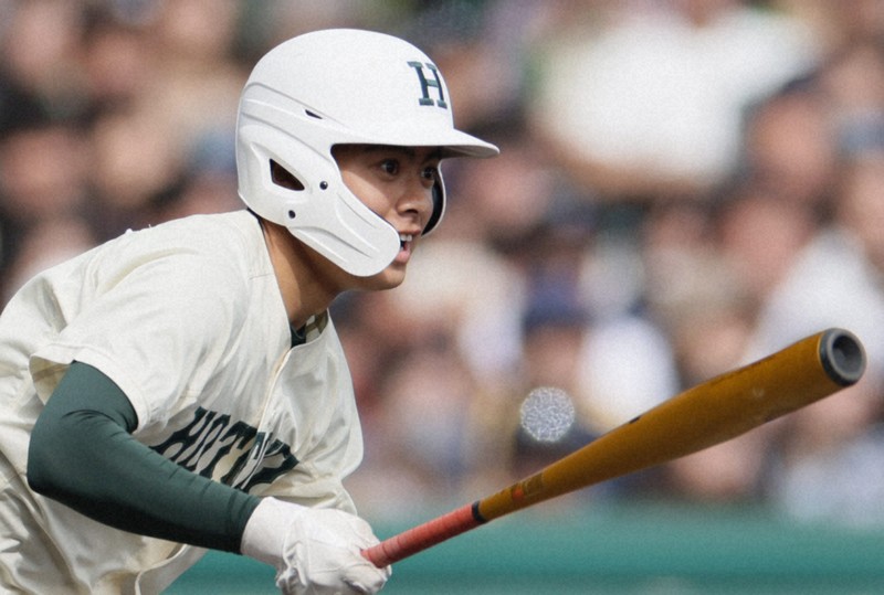 【中央学院－報徳学園】四回裏報徳学園1死二、三塁、辻本が右前適時打を放つ＝阪神甲子園球場で2024年3月30日、中川祐一撮影
