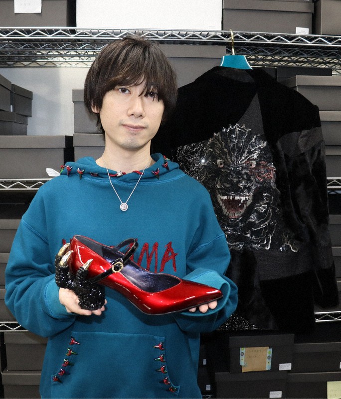ゴジラシューズ」制作の裏側 山崎貴監督や浜辺美波さんら着用 | 毎日新聞