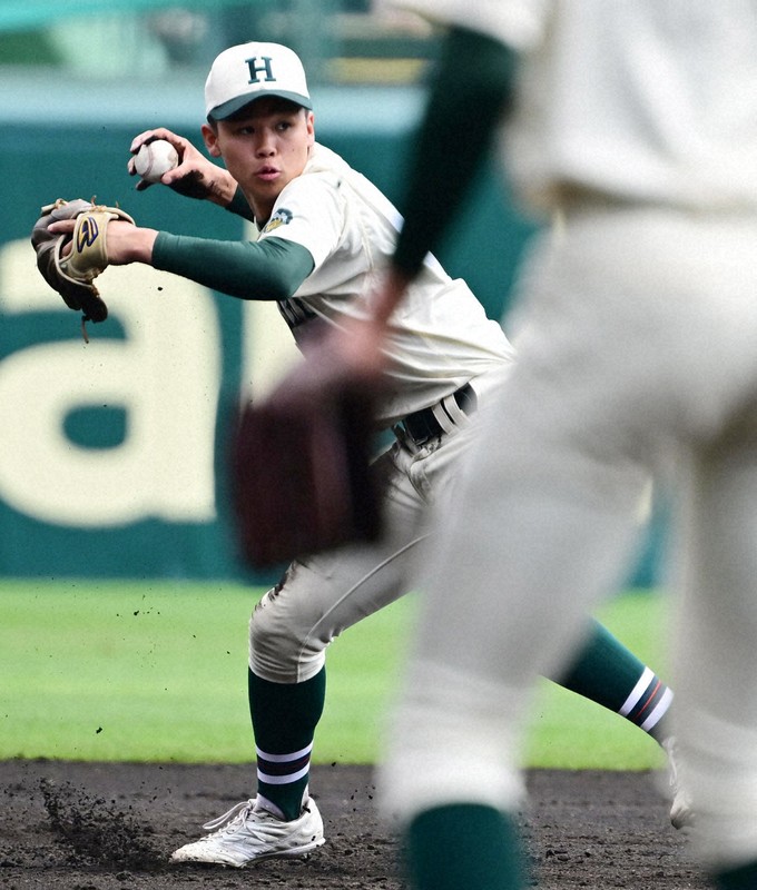 【報徳学園－健大高崎】五回裏健大高崎1死二塁、斎藤の打球を報徳学園の遊撃手・橋本がさばき、一塁に好送球しアウトにする＝阪神甲子園球場で2024年3月31日、北山夏帆撮影