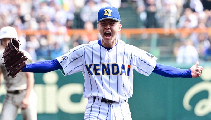 【報徳学園－健大高崎】優勝を決め、両手を広げ雄たけびをあげる健大高崎の2番手・佐藤＝阪神甲子園球場で2024年3月31日、北山夏帆撮影