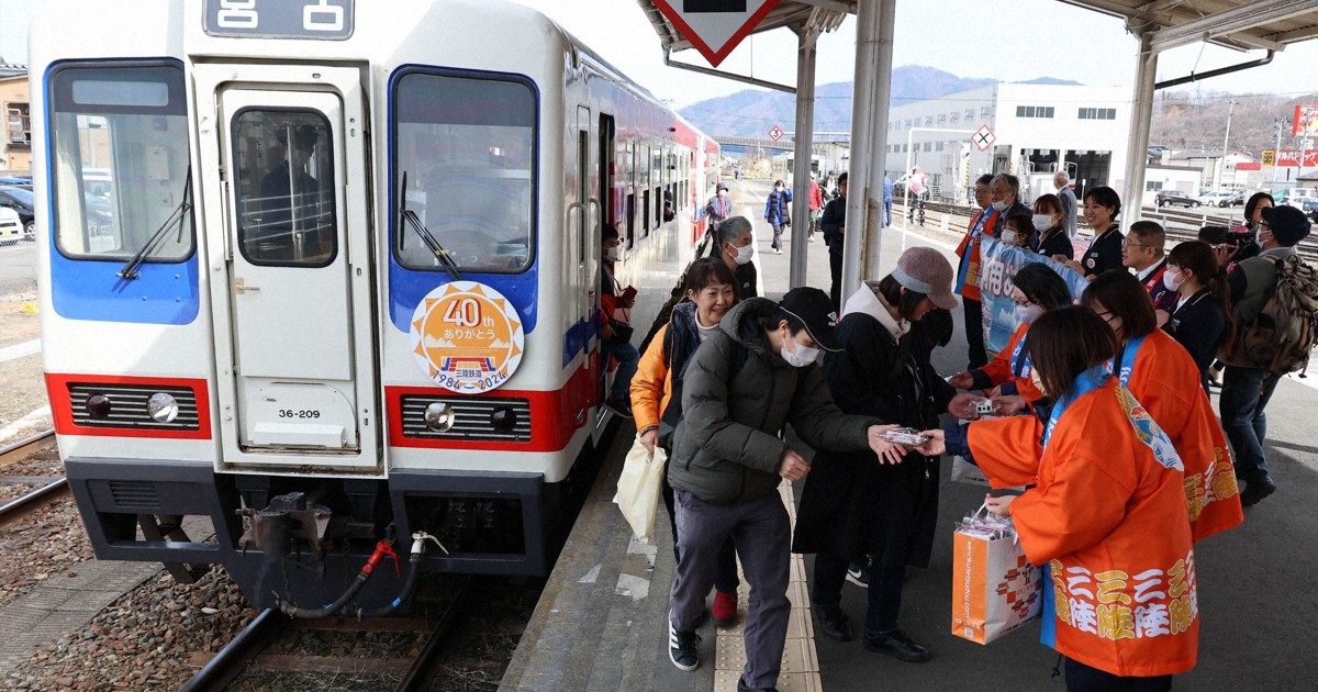 震災乗り越え40年、三陸鉄道が記念列車 「あまちゃん」にも登場 | 毎日新聞