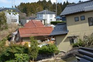 能登半島地震で盛り土造成地が崩れ、大きく傾いた複数の住宅＝石川県七尾市南ケ丘町で2024年3月13日、萱原健一撮影