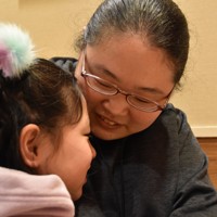 介護福祉士として働く坂本有希さん（右）。忙しい日々の中で、10歳の長女と過ごす時間が何よりも楽しい＝名古屋市内で2024年3月7日午後7時26分、加藤沙波撮影