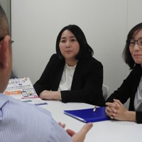 さいたま市の病院で患者らの相談を受けるNPO「がんと暮らしを考える会」のファイナンシャルプランナーら＝2018年11月、高野聡撮影