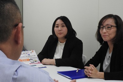 さいたま市の病院で患者らの相談を受けるNPO「がんと暮らしを考える会」のファイナンシャルプランナーら＝2018年11月、高野聡撮影