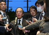 岸田文雄首相との面会を終え、記者団の取材に応じる日銀の植田和男総裁（左から2人目）＝首相官邸で2024年3月19日、竹内幹撮影