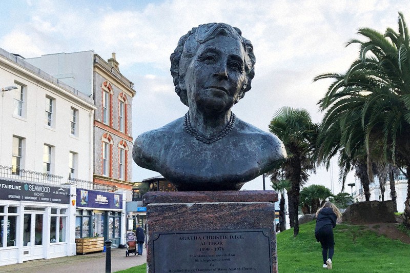 アガサ・クリスティー巡り「難題」 ポアロも板挟み？ 差別的表現、出版