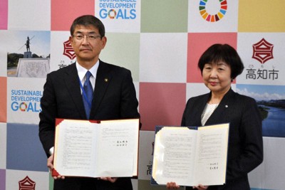 広域避難の相互協定を締結した高知市の桑名龍吾市長（左）と、いの町の池田牧子町長＝高知市役所で2024年3月29日、前川雅俊撮影