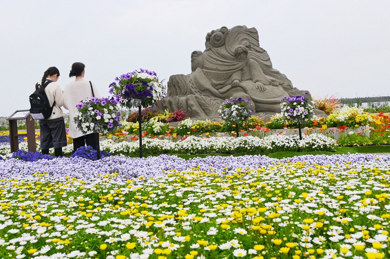砂と3万7000本の花で浦島太郎の世界を表現 みやざき臨海公園 | 毎日新聞