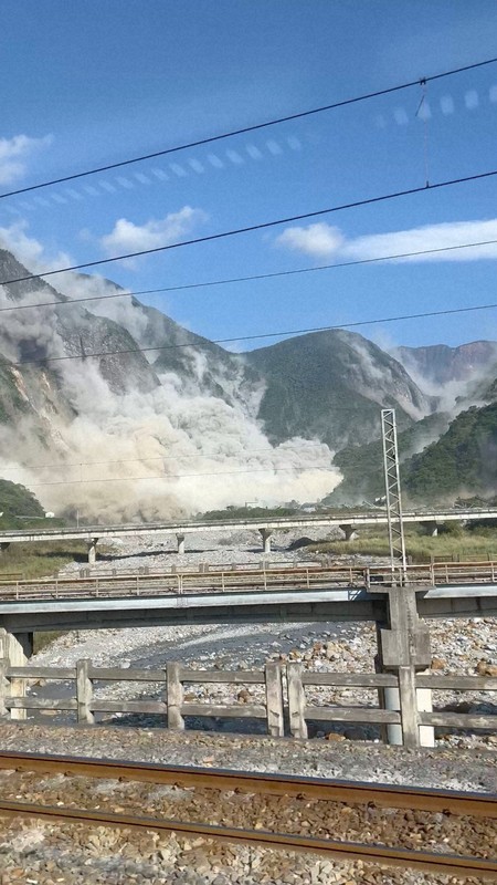 地震で巨大な落石がハイキング客を直撃、死者も 台湾・花蓮地区 | 毎日新聞