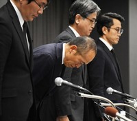記者会見を終えて頭を下げる小林製薬の小林章浩社長（手前から2人目）＝大阪市北区で2024年3月29日午後6時31分、加古信志撮影