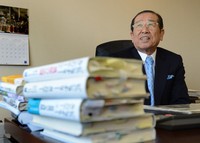 執務室の机に座右の書を置いていたアサヒグループホールディングス相談役時代の福地茂雄さん＝東京都墨田区で2013年3月21日、丸山博撮影