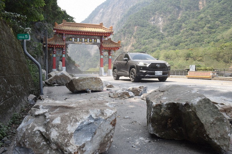 台湾地震：台湾震度6強 降り注ぐ岩、トンネルで一夜 バス直撃で避難