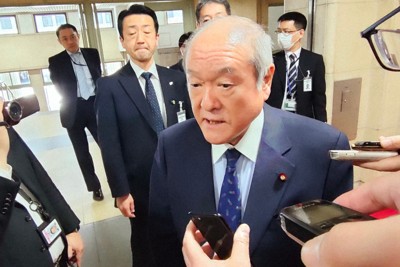 1990年7月以来約34年ぶりの安値を更新した外国為替市場の対ドルの円相場について記者団の取材に応じる鈴木俊一財務相＝財務省内で2024年3月27日午後0時11分、中島昭浩撮影